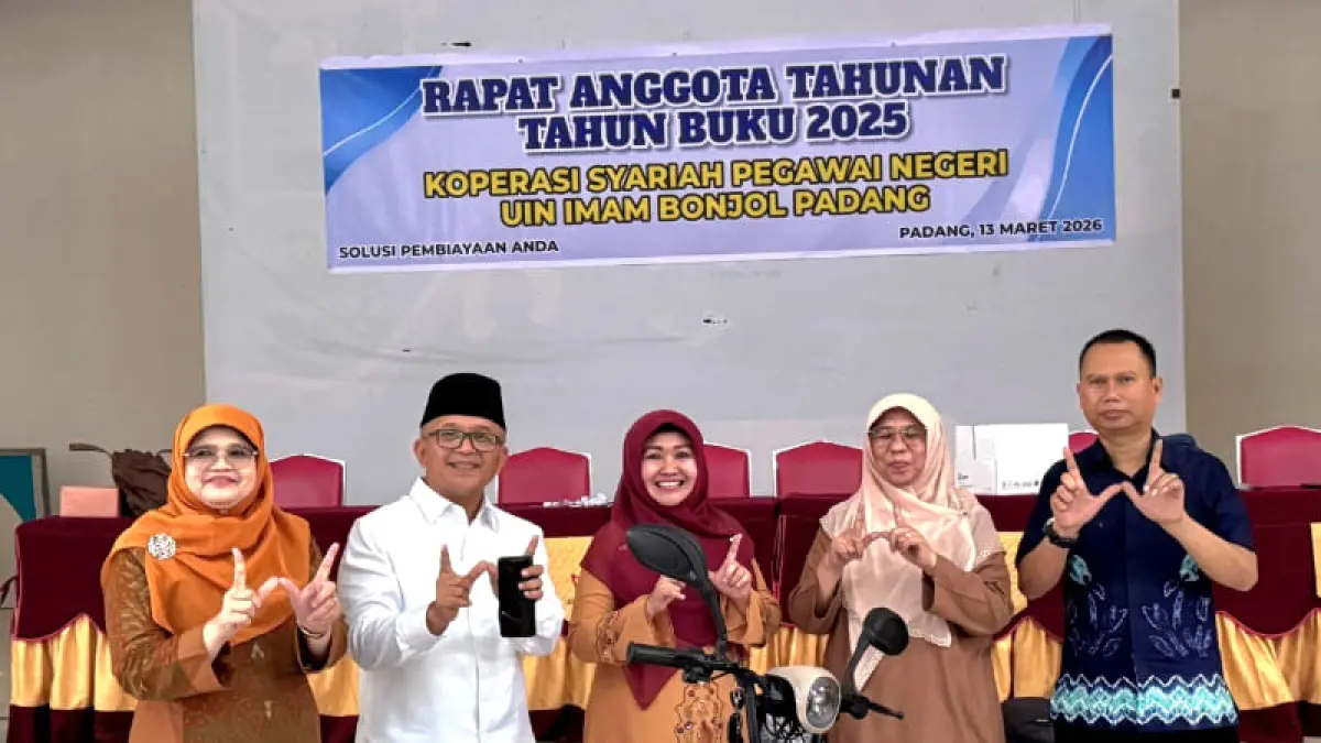 Rektor UIN Imam Bonjol Padang Prof. Dr. Hj. Martin Kustati, M.Pd (tengah) pada pembukaan RAT Koperasi Syariah Tahun Buku 2025 menekankan pentingnya profesionalitas serta inovasi pengelolaan koperasi.(Foto: Humas)