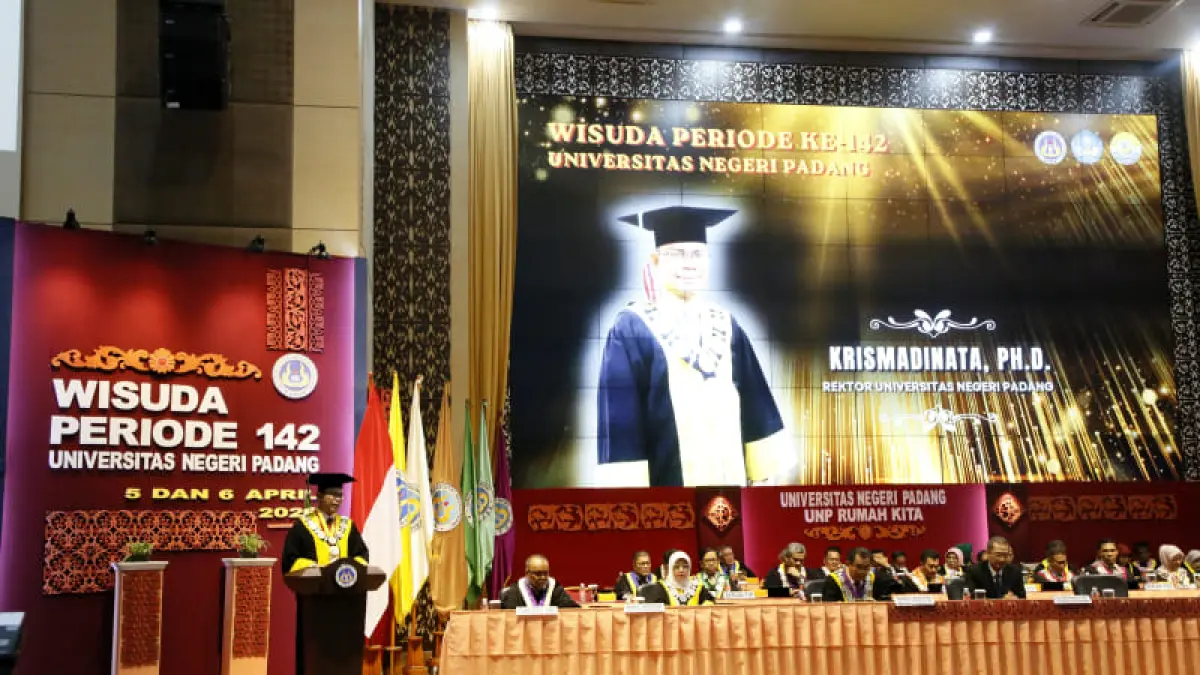 Rektor Universitas Negeri Padang, Krismadinata, Ph.D, menyampaikan pidato pada Wisuda ke-142 UNP periode April 2026 di Auditorium UNP, Minggu (5/4/2026). (Foto: Humas)