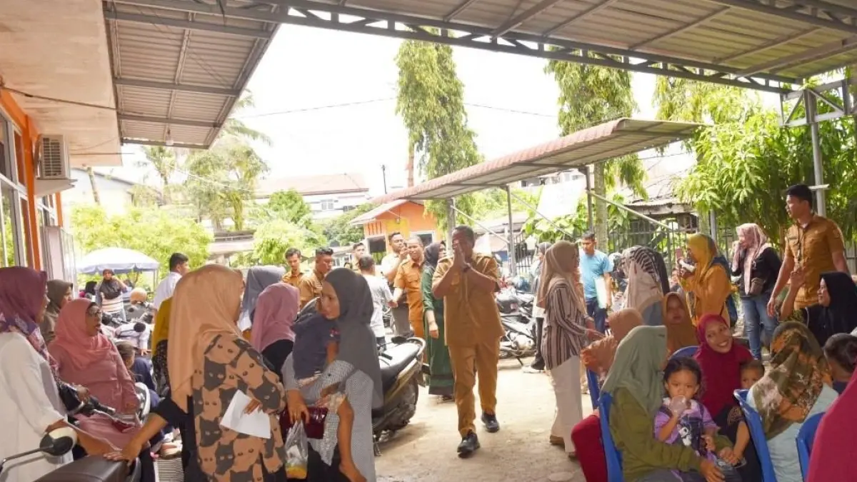 Wako Pariaman Yota Balad serahkan bantuan sosial berupa sembako BPNT (Bantuan Pangan Non Tunai) dan Program Keluarga Harapan (PKH), di Kantor Pos Indonesia Pariaman, Senin (6/4/2026).