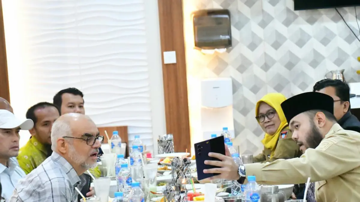 Wali Kota Padang Fadly Amran saat jamuan makan malam dengan filantropis asal UEA, Syekh Mohammad MT Al Khoory membahas peluang kerja sama filantropi, sosial, dan pendidikan di Kota Padang.(Foto: Prokopim)
