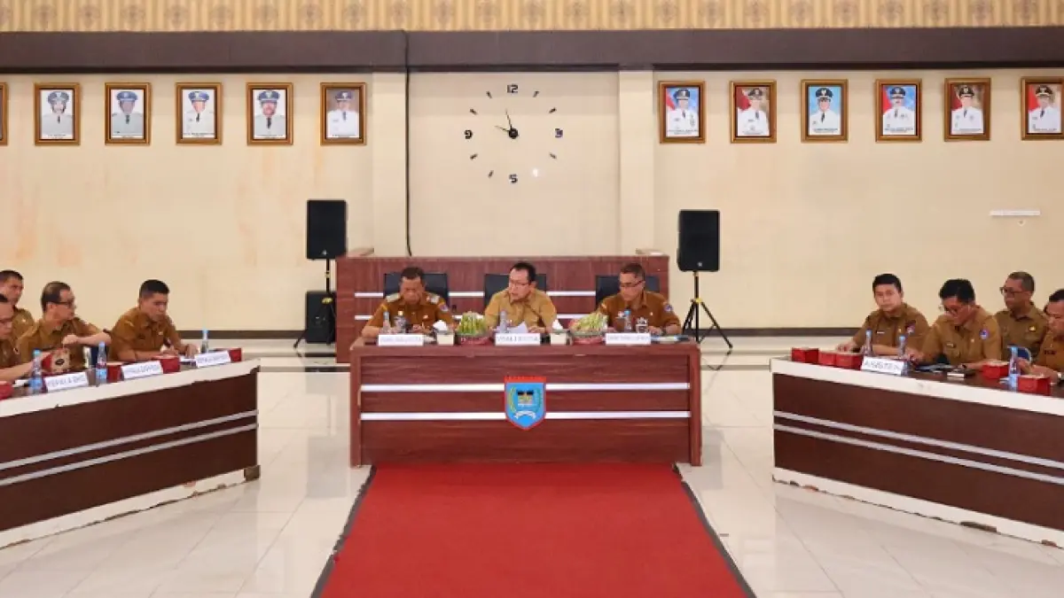 Wali Kota Payakumbuh Zulmaeta tekankan percepatan layanan dasar, sampah, jalan, dan irigasi dalam evaluasi kinerja OPD Triwulan I 2026.