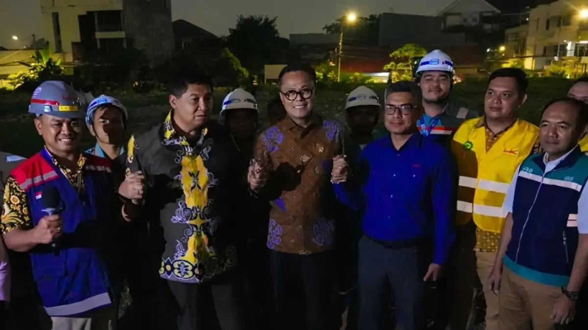 Mardiansyah maju sebagai calon Ketua Umum Ikatan Alumni UBH 2026–2030. Simak rekam jejaknya di sektor infrastruktur dan aktivitas alumni. Mardiansyah (kemeja biru) saat bersama Menteri Perumahan dan Permukiman Maruarar Sirait dan Kepala Badan Pengelola BUMN Dony Oskaria.