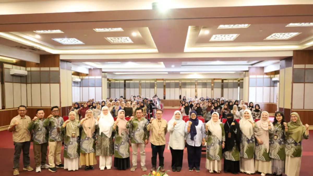 Ketua Prodi PPKn UNP, Dr. Marshelayanti binti Mohamad Razali (UPSI Malaysia), Dekan FIS UNP Afirva Khaidir Ph.D, dan Dr. Azni Yati binti Kamaruddin (Universiti Malaya) bersama peserta Kuliah Umum Internasional di Fakultas Ilmu Sosial UNP, Padang, Kamis (2/4/2026). (Foto: Humas)