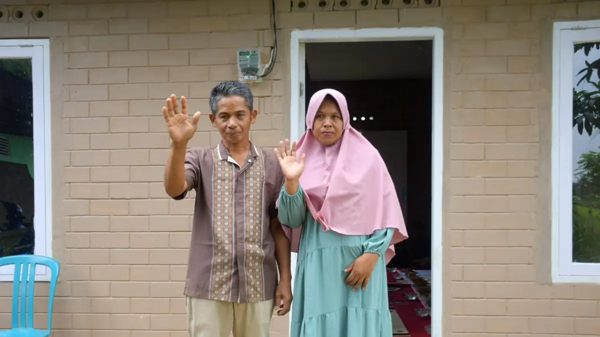Alamsyur, tukang bangunan di Padang, akhirnya miliki rumah layak dari program bedah rumah Semen Padang, membawa harapan baru keluarga.