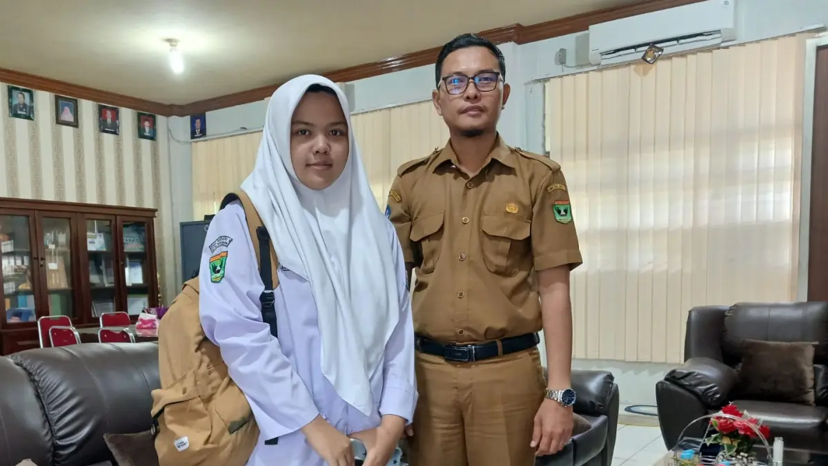 Asyifa Rahma Fiandra, siswa SMAN 1 Pariaman, lolos ITB jalur SNBP berkat belajar disiplin dan rajin ikut lomba olimpiade.
