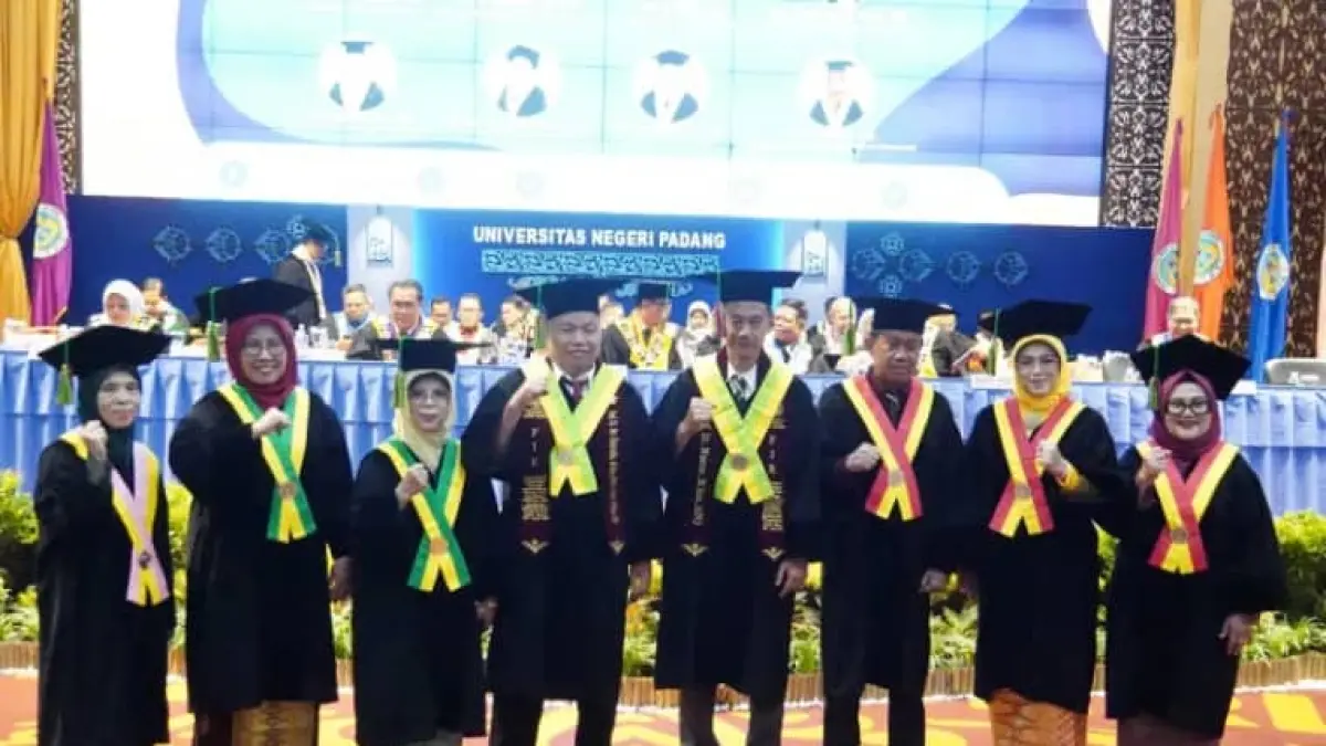 Delapan dosen terbaik dari berbagai bidang kepakaran, mulai dari Sosiologi hingga Ekonomi Pertanian, resmi menyandang gelar profesor usai dikukuhkan di Auditorium UNP, Selasa (7/4/2026).(Foto: Humas)