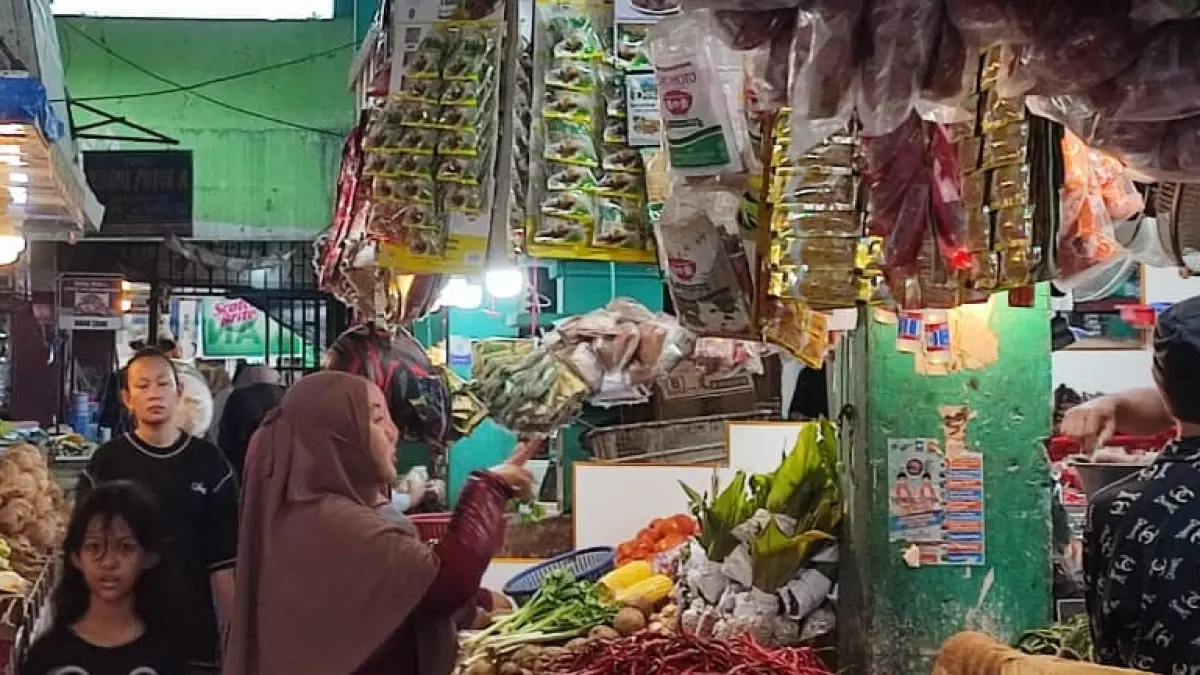 Harga bahan pokok di Padang naik, belanja Rp200 ribu kini tak cukup. Warga kurangi pembelian ayam, telur, dan minyak goreng. Foto Pasar Alai Minggu (5/4/2026). (Foto: Riyadhatul Khalbi/Padeks)