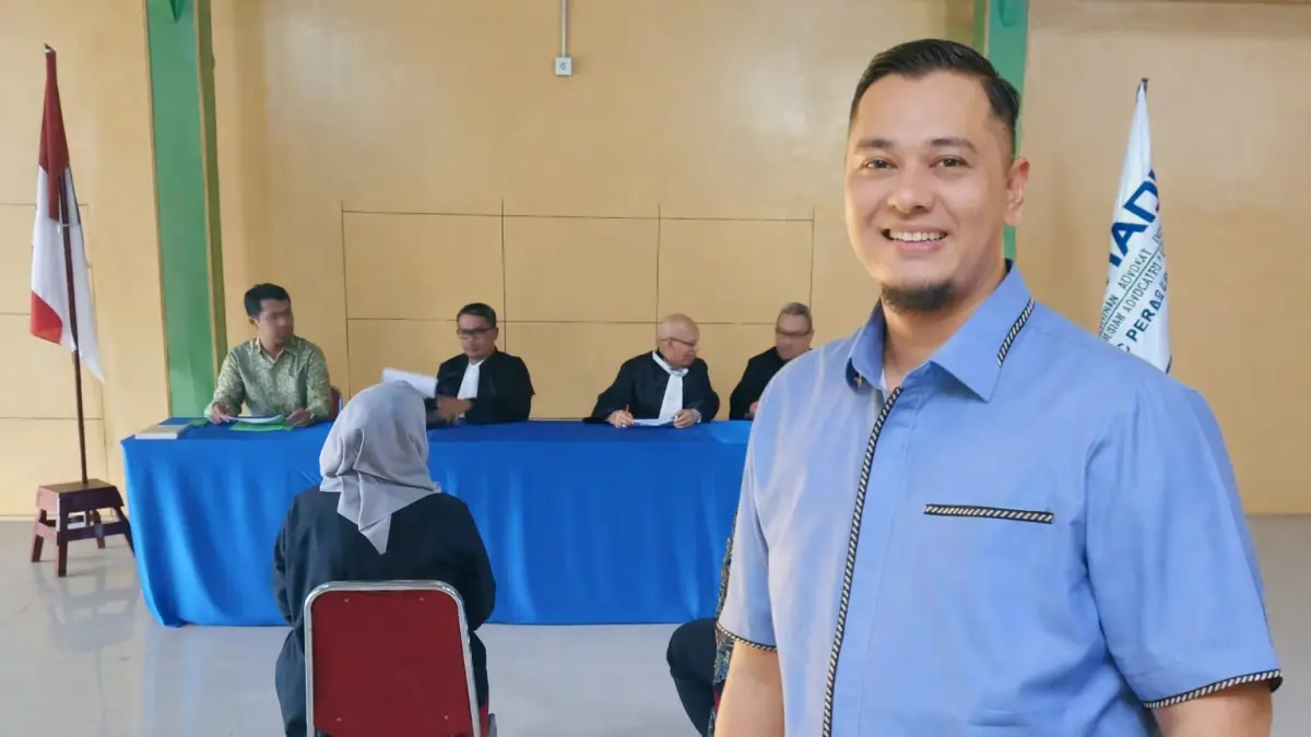 Ketua DPC Peradi SAI Padang, Martry Gilang Rosadi, mengikuti jalannya sidang kode etik terhadap seorang advokat yang diduga melanggar etika profesi, Senin (6/4/2026).