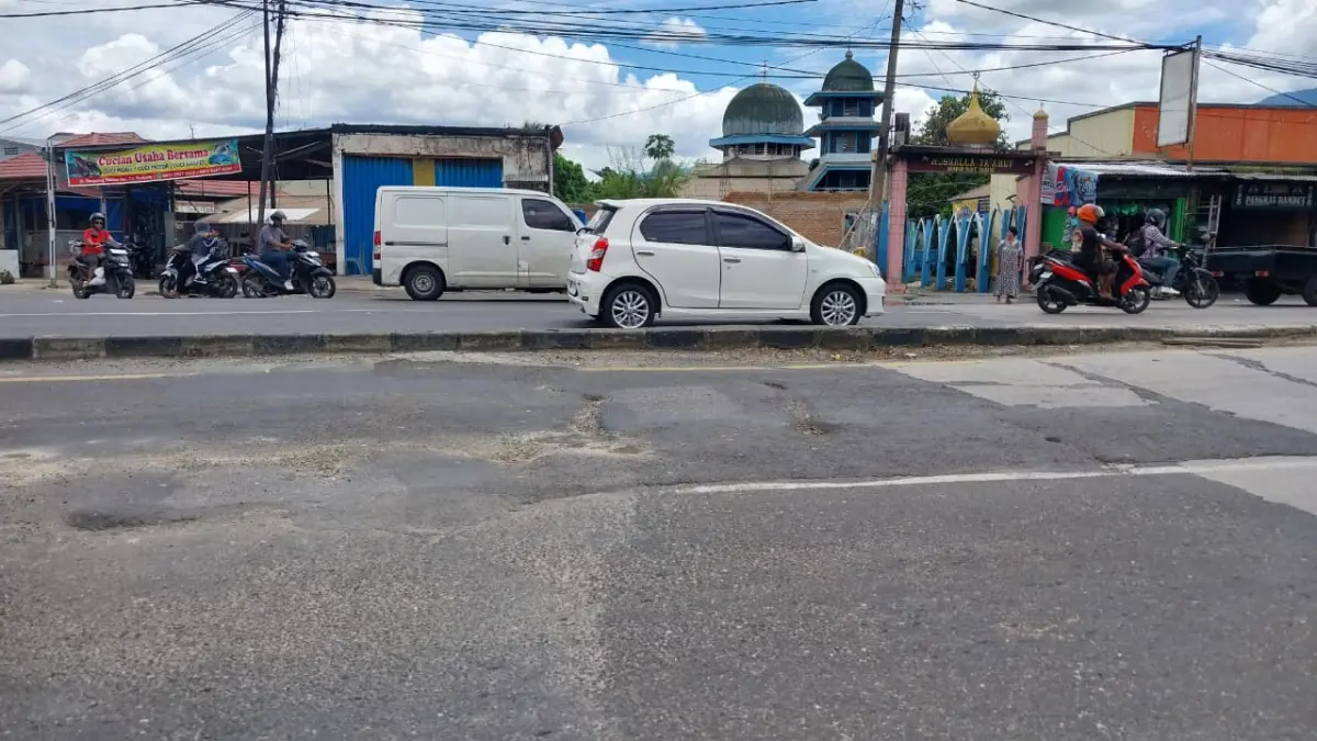 Kondisi jalan rusak di ruas Jl. Padang Besi dan Jl. Raya Bandar Buat, Kota Padang, Selasa (7/4/2026). (Foto: Mengki Kurniawan/Padeks)