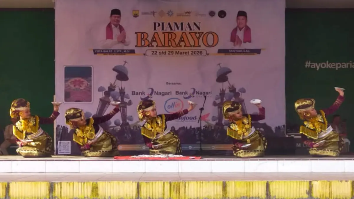 Mahasiswa Keperawatan UNP tampil di acara Piaman Berayo di Pantai Gandoriah Pariaman.(Foto: Humas)