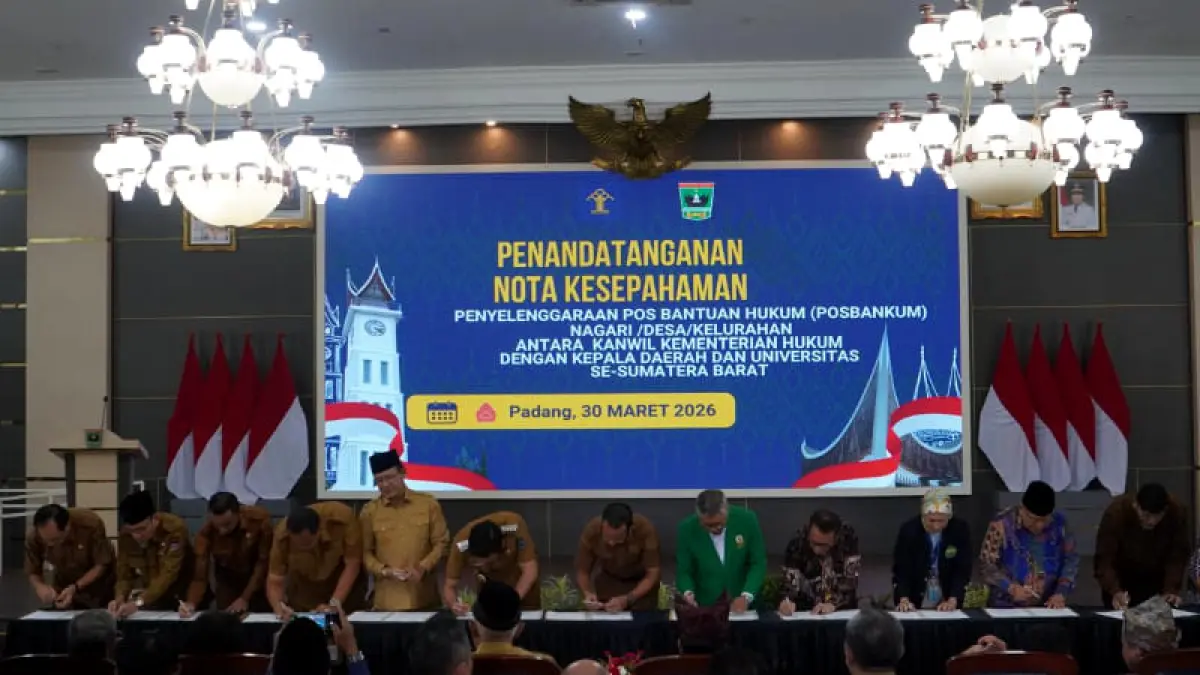 Menteri Hukum RI  dan Gubernur Sumbar saksikan penandatanganan naskah nota kesepahaman (MoU) di Auditorium Kantor Gubernur Sumatera Barat, Senin (30/3/2026).(Foto: Humas)