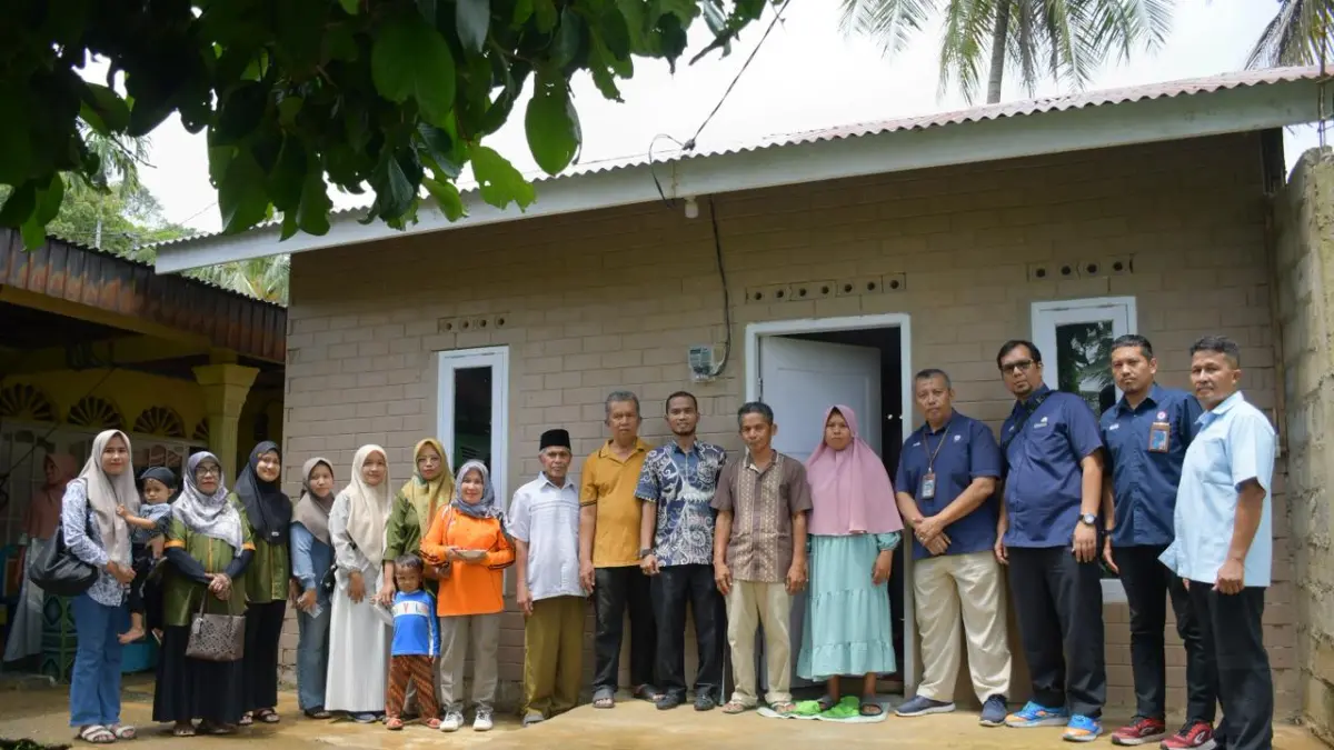 Penyerahan rumah hasil program bedah rumah berbasis SEPABLOCK oleh PT Semen Padang kepada Alamsyur di Kelurahan Lambung Bukit, Kecamatan Pauh, Kota Padang, Rabu (1/4/2026).