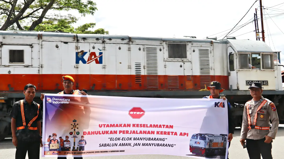 Petugas KAI Divre II Sumbar memberikan edukasi keselamatan kepada pengguna jalan di perlintasan sebidang wilayah Padang, Selasa (7/4/2026).