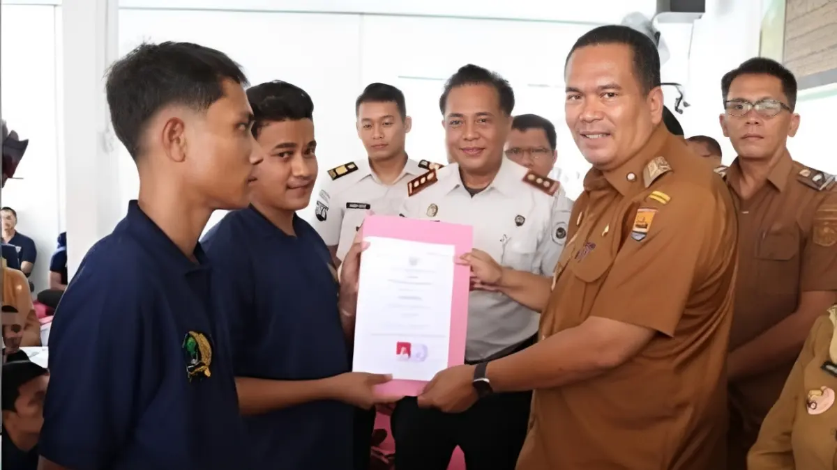 Wako Pariaman serahkan ijazah Paket A, B, C kepada 22 WBP Lapas Pariaman. Program pendidikan inklusif sejak 2023 dukung masa depan warga binaan.