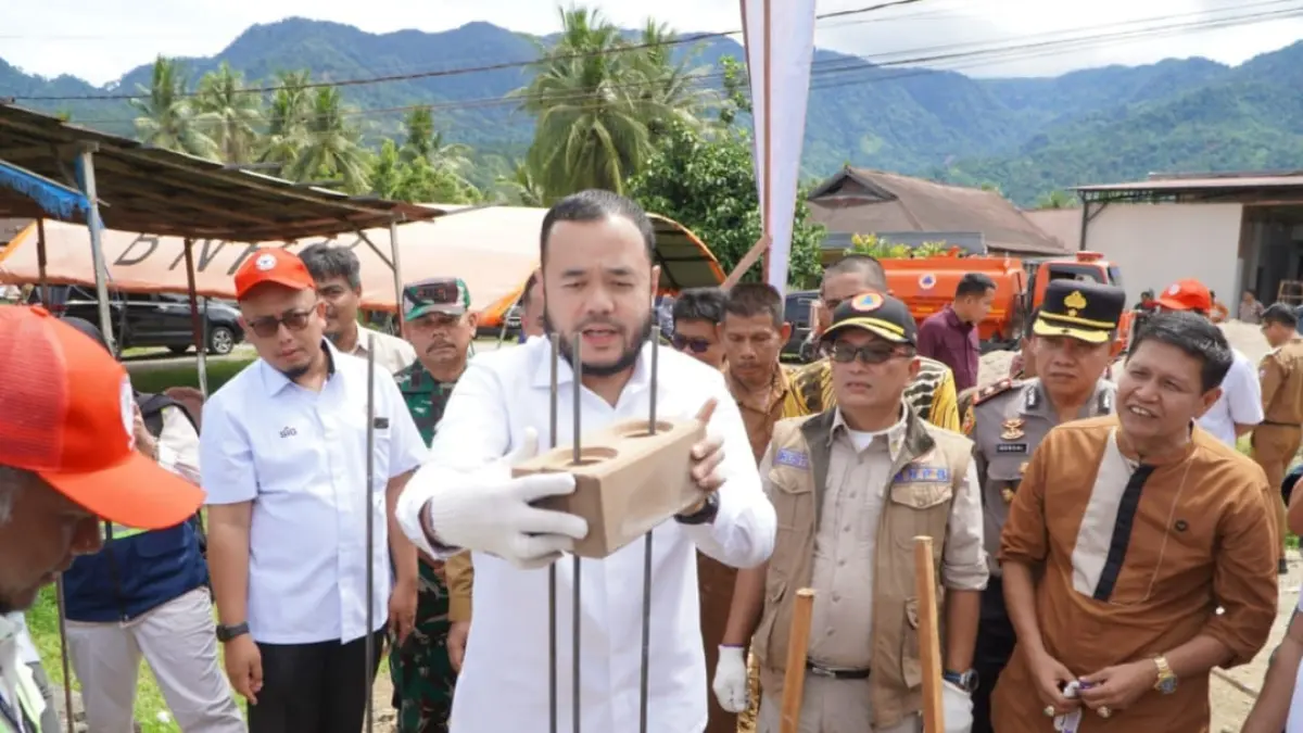 Wali Kota Padang Fadly Amran bersama Sestama BNPB Rustian melakukan peletakan batu pertama pembangunan Huntap mandiri di Kelurahan Kuranji, Selasa (7/4/2026).(Foto: Prokopim)