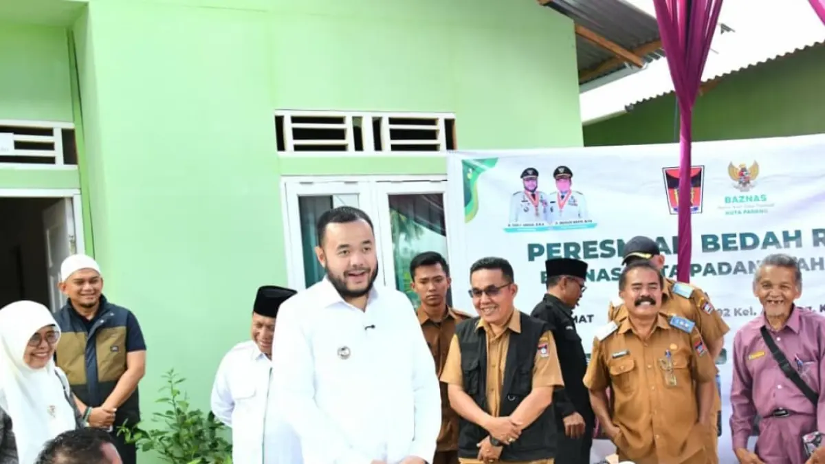 Wali Kota Padang Fadly Amran meresmikan rumah hasil program bedah rumah Baznas milik Nasrul di Kelurahan Ampang, Selasa (7/4/2026).(Foto: Prokopim)