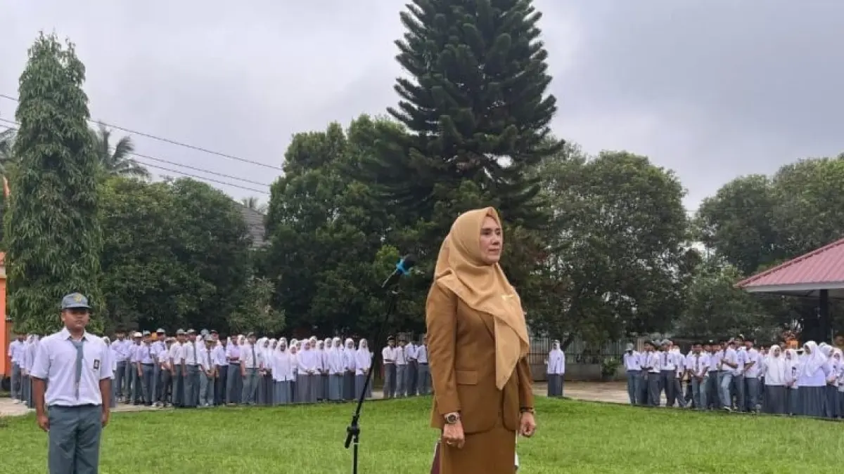 ARAHAN: Kepala SMKN 3 Payakumbuh, Dra. Wismarni, M.M., bertindak
sebagai pembina upacara ketika mengawali hari pertama masuk sekolah
dengan menggelar kegiatan Pagi Ceria dan Upacara Bendera beberapa
waktu lalu.(TIM LAMAN GURU)