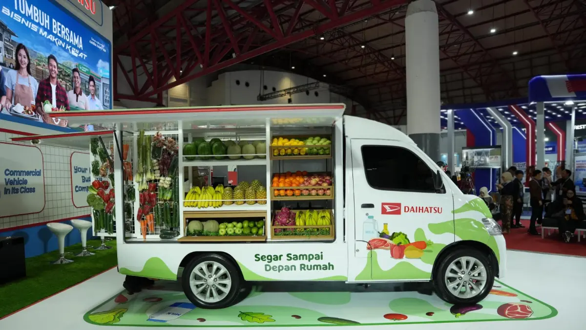 Booth Daihatsu menampilkan berbagai unit Gran Max pada ajang GIICOMVEC 2026 di JIExpo Kemayoran, Jakarta, Rabu (8/4/2026).