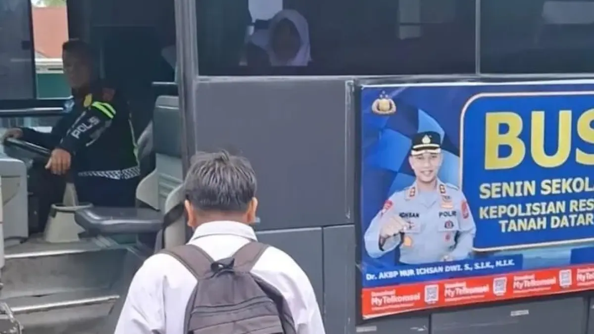 BUS GRATIS:
Seorang murid
SD sedang
berjalan menuju
bus sekolah
gratis yang
disediakan oleh
Satlantas Polres
Tanahdatar,
kemarin.