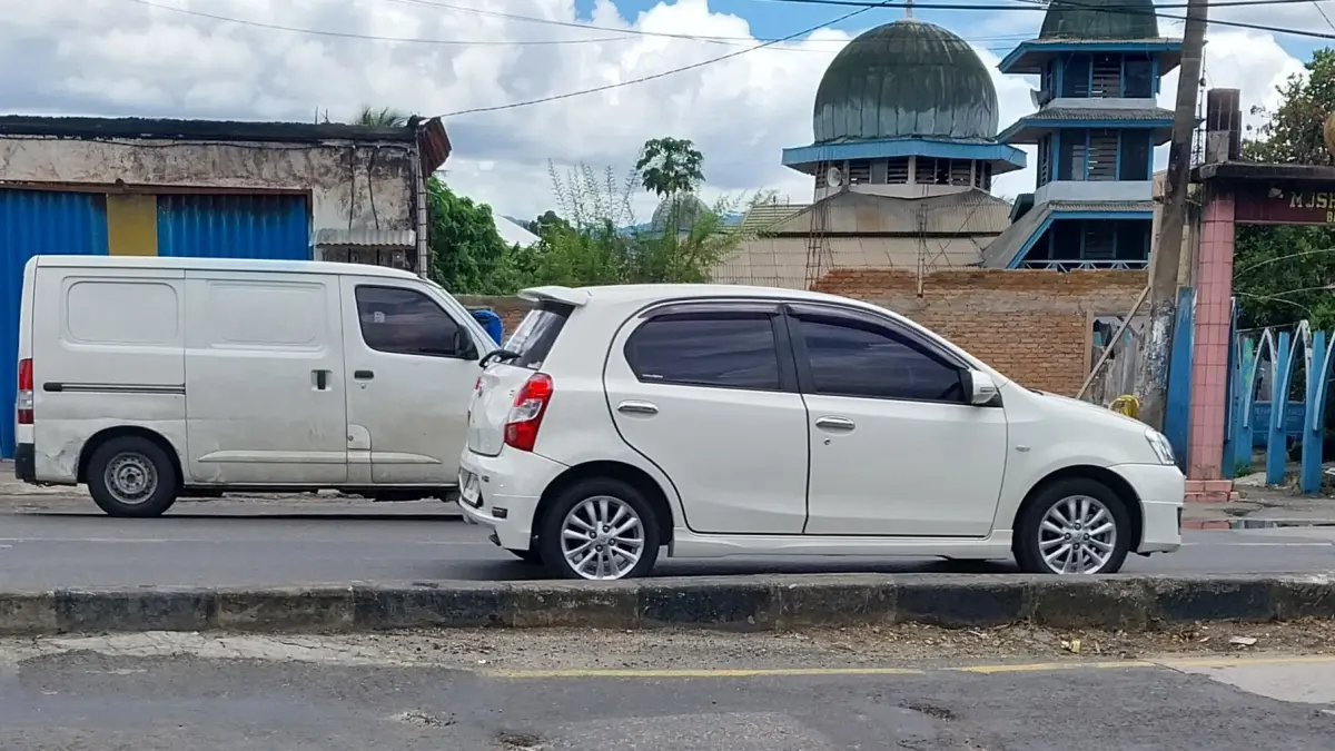 BUTUH PERBAIKAN: Kondisi terkini Jalan Padang-Solok tepatnya di
kawasan Padangbesi dan Bandabuek yang banyak berlubang, Selasa (7/4).(MENGKI/PADEK)