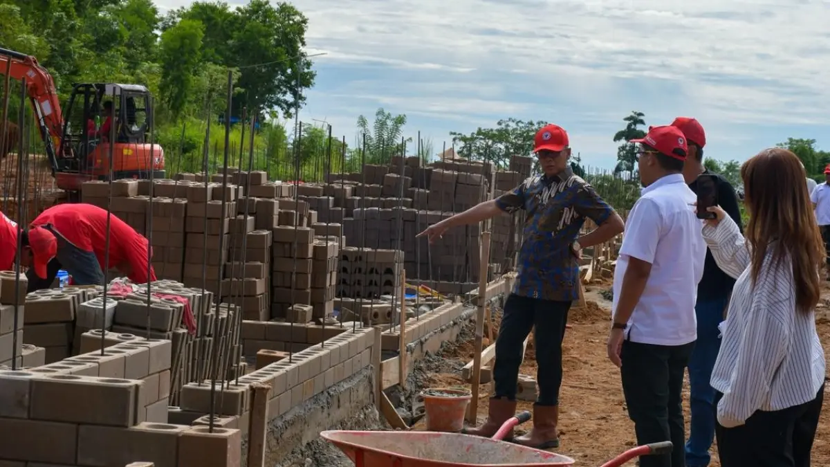 Dirut SIG Indrieffouny tinjau langsung pembangunan huntap Sepablock di Balai Gadang, Kototangah, Padang, 150 unit disiapkan untuk warga terdampak bencana hidrometeorologi yang terjadi November 2025 lalu.