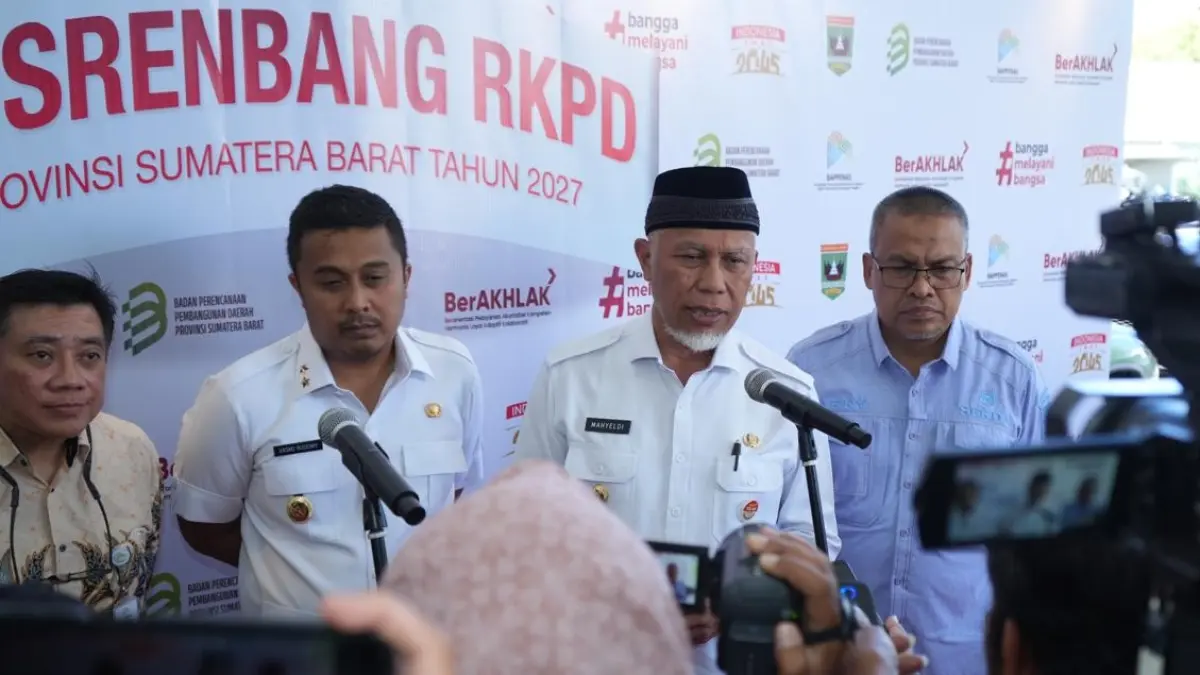 Gubernur Sumbar Mahyeldi diwawancarai wartawan usai Musrenbang RKPD Provinsi Sumbar Tahun 2027 di Auditorium Gubernuran, Rabu (8/4/2026).