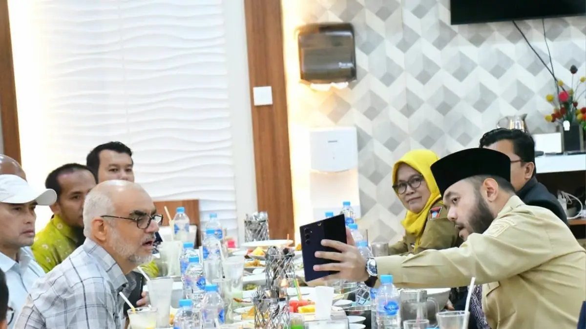 KERJA SAMA: Wako Padang Fadly Amran bersama pendiri AMCF Syekh
Khoory dalam jamuan makan malam di Rumah Makan Lamun Ombak,
Padang, Senin (6/4).(DOK PROKOPIM PADANG)