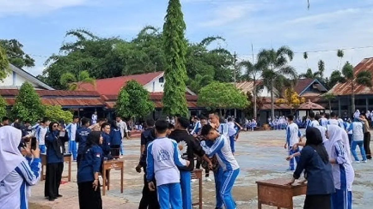 MEMBENTUK KARAKTER: Siswa SMA Negeri 3 Solok saat menerapkan permainan dalam
membentuk karakter siswa yang berlandaskan nilai-nilai Pancasila di halaman sekolah
beberapa waktu lalu.(TIM LAMAN GURU)