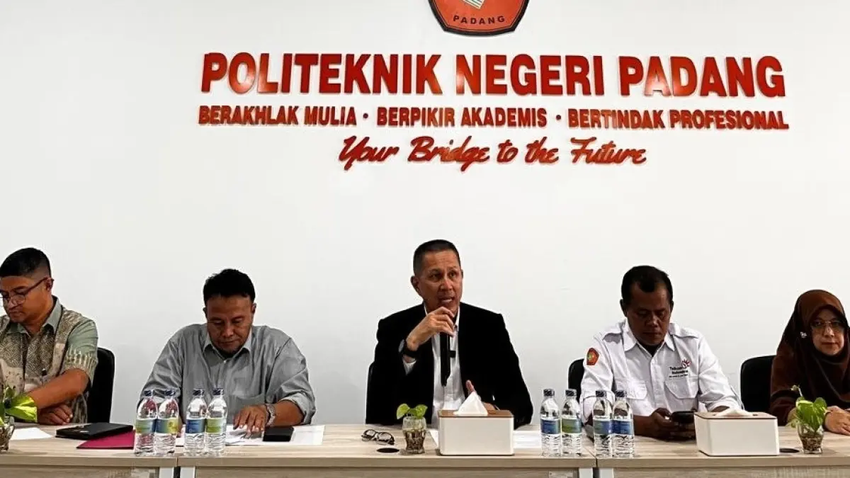 PAPARKAN: Direktur PNP Revalin Herdianto PhD (tengah) memaparkan
jalur penerimaan mahasiswa baru di kampus PNP Limaumanih
Padang, Selasa (7/4).