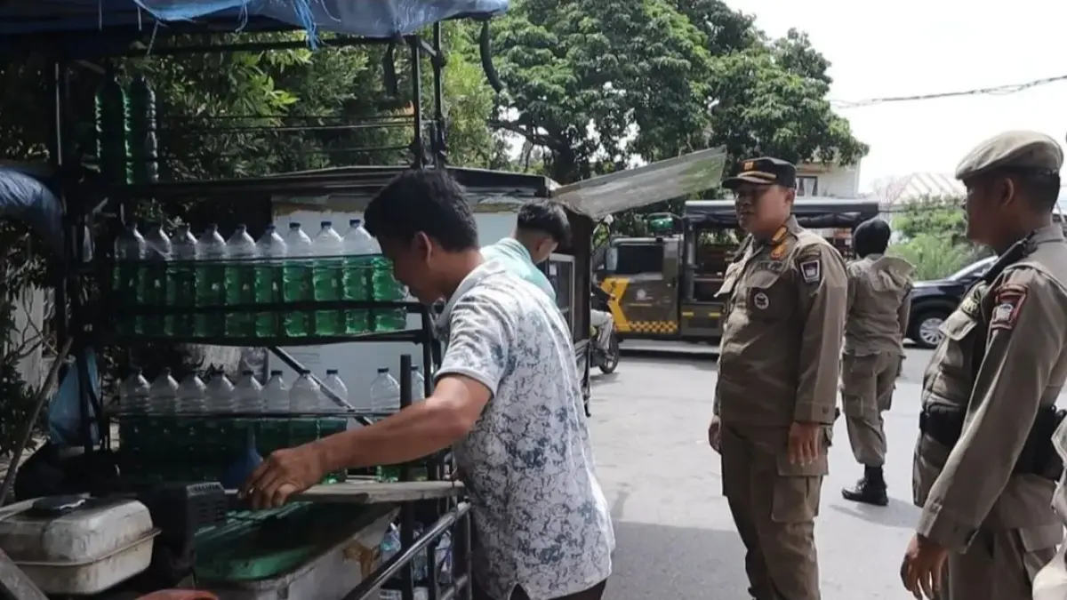 PATROLI: Personel Satpol PP Kota Padang gelar patroli
pengawasan demi menjaga ketertiban umum, Selasa (7/4).(DOKUMENTASI SATPOL PP PADANG)