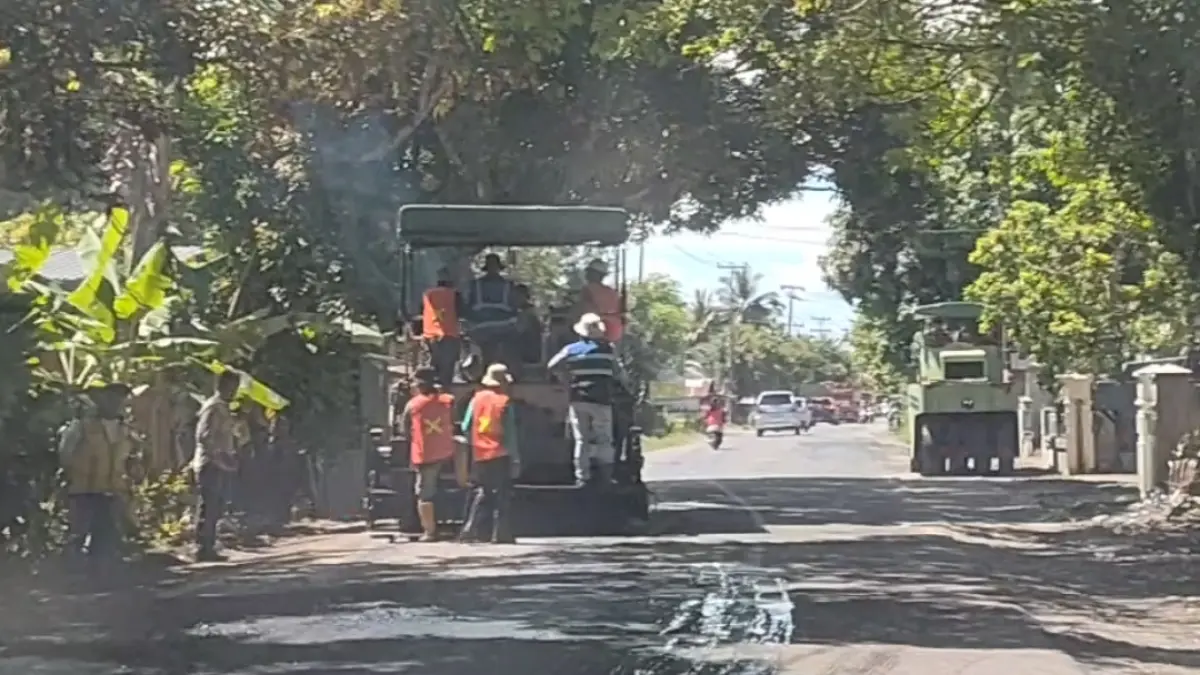 Pekerja melakukan perbaikan jalan dengan metode patching dan pelapisan aspal di ruas Padang–Painan–Kambang kawasan Api–Api.