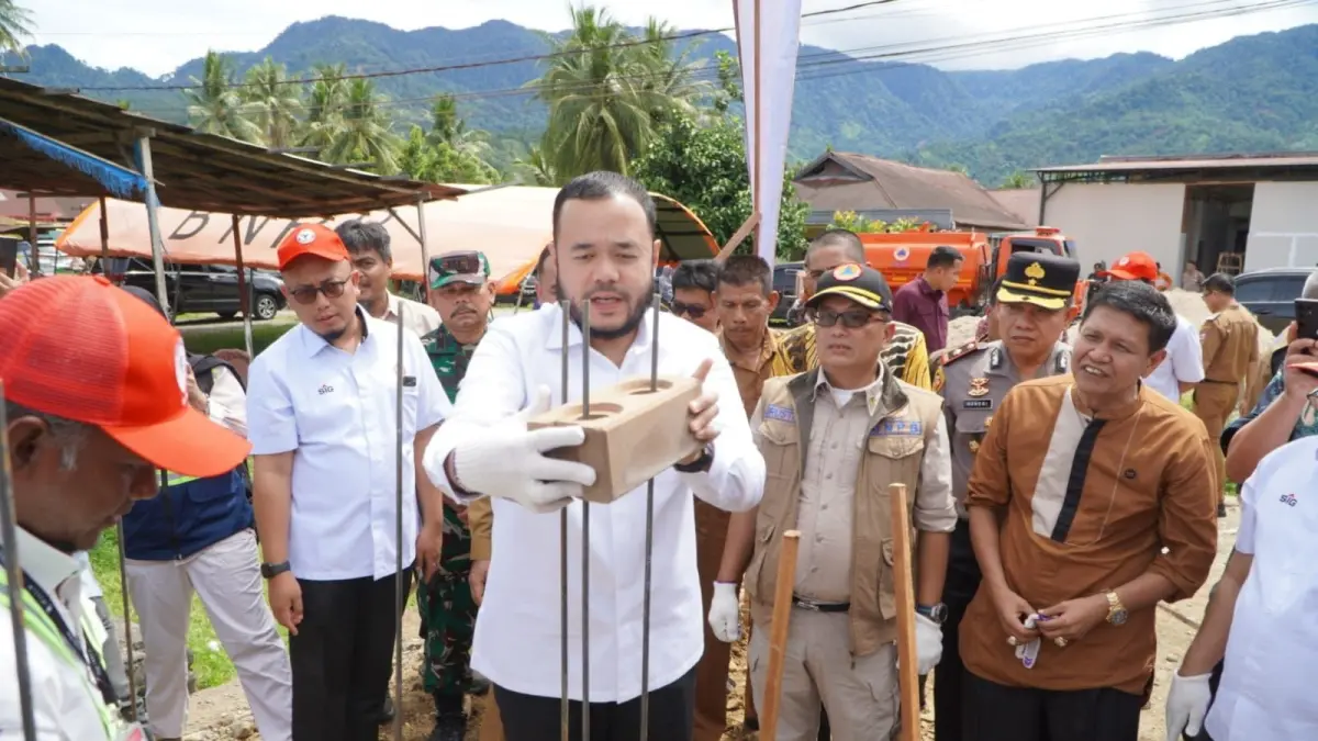 PELETAKAN BATU PERTAMA: Wako Padang Fadly
Amran melakukan peletakan batu pertama pembangunan
Huntap mandiri di Kelurahan Kuranji, Kecamatan
Kuranji, Selasa (7/4).(DOK PROKOPIM PADANG)