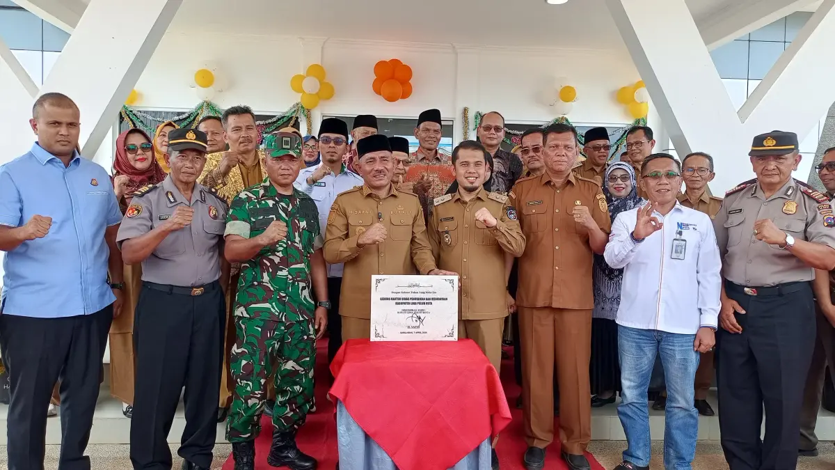 PERESMIAN: Bupati Limapuluh Kota Safni foto bersama usai
peresmian gedung baru Kantor Disdikbud di Jorong
Ketinggian, Nagari Sarilamak, Selasa (7/4).(SY RIDWAN/PADEK)