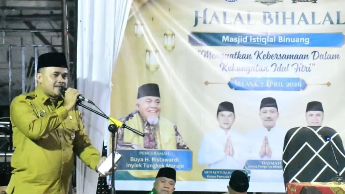 Pj Sekda Kota Padang Raju Minropa menghadiri Halal Bihalal 1447 H di pelataran Masjid Istiqlal Binuang, Pauh, Selasa (7/4/2026) malam.(Foto: Prokopim)