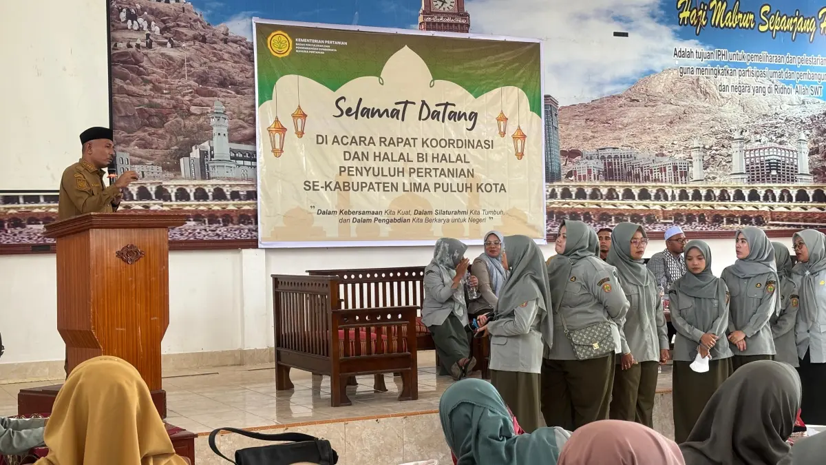 RAKOR: Bupati Limapuluh Kota Safni Sikumbang
membuka Rapat Koordinasi bersama seluruh penyuluh
pertanian se-Kabupaten Limapuluh Kota di Gedung
IPHI, Tanjung Pati, Senin (6/4).(DOK DISKOMINFO LIMAPULUH KOTA)