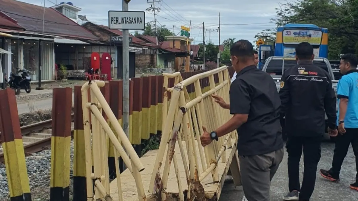 RUSAK: Halte Trans
Padang Koridor I di
Kototangah rusak
berat ditabrak Kijang
Innova yang hilang
kendali, Selasa dini
hari (7/4). Tim K3
pasang rambu bus
stop sementara di
lokasi kejadian.(DOKUMENTASI TRANS PADANG)