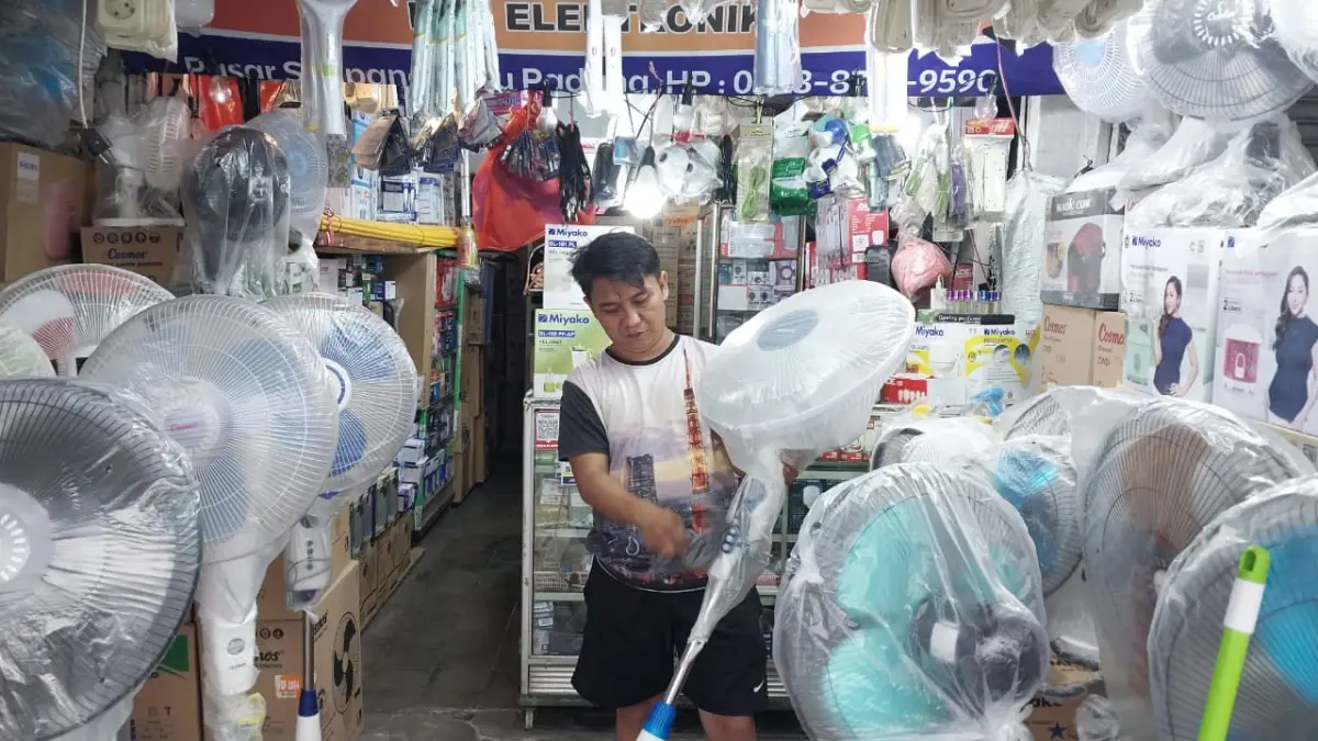 Salah seorang pedagang barang elektronik di Simpang Haru, Kota Padang, sedang merapikan barang dagangannya, Rabu (8/4/2026). (MENGKI/PADEK)