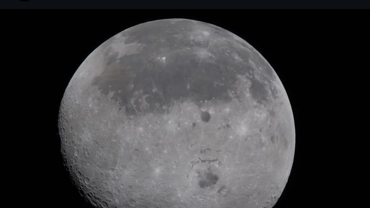SATELIT BUMI:
Foto bulan yang dirilis
NASA (6/4). Benda antariksa tersebut
menjadi objek observasi Artemis II
yang melibatkan empat astronot. Misi
tersebut diluncurkan 1 April lalu.