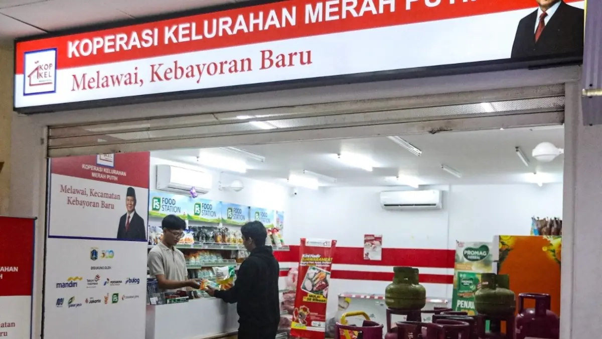 SEDIAKAN SEMBAKO: Warga berbelanja KDMP Melawai
di Jakarta, kemarin (7/4). Meski usianya hampir satu tahun,
gerai itu dilaporkan masih berjuang membenahi keuangan
yang minus.