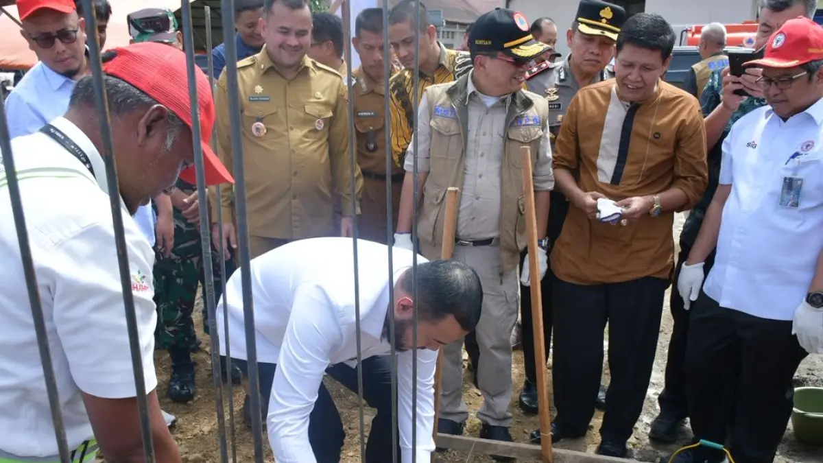 Wako Padang Fadly Amran melakukan peletakan batu pertama pembangunan huntap mandiri di Kelurahan Kuranji, Kecamatan Kuranji, Selasa (7/4/2026).