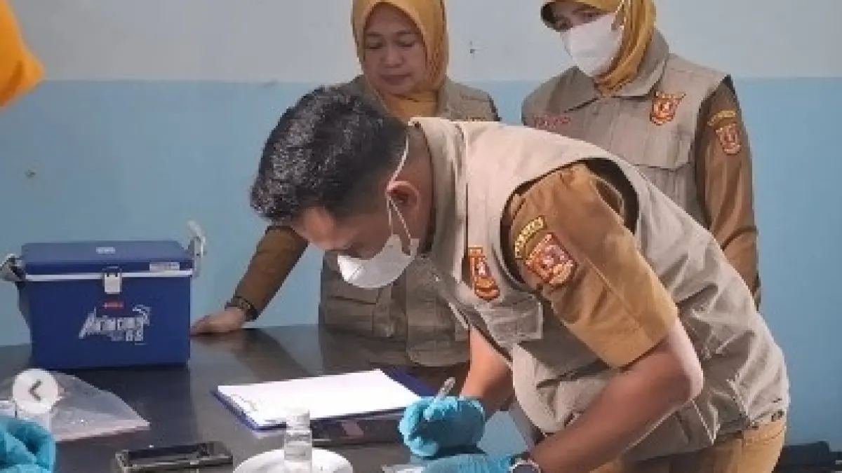 CEK MUTU:
Petugas DKPP
Agam melakukan
pemeriksaan
sampel pangan
segar di SPPG
Lubukbasung 3
guna memastikan
keamanan dan
kualitas bahan
pangan program
MBG, Selasa (7/4).(DKPP AGAM FOR PADEK)