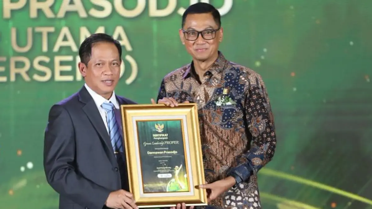 Direktur Utama PLN Darmawan Prasodjo menerima penghargaan Green Leadership PROPER 2025 dari Menteri Lingkungan Hidup di Jakarta, Senin (7/4/2026).