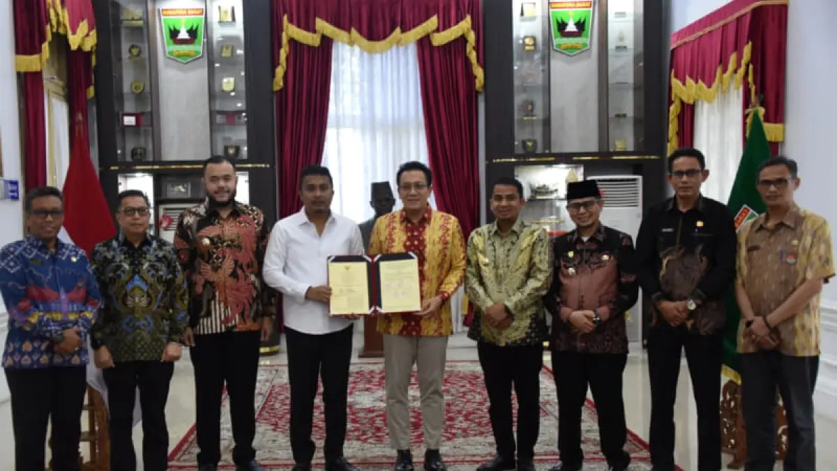 Fadly Amran (tiga dari kiri) usai meneken kerja sama pengelolaan sampah berbasis energi di Sumbar.(Foto: Prokopim)