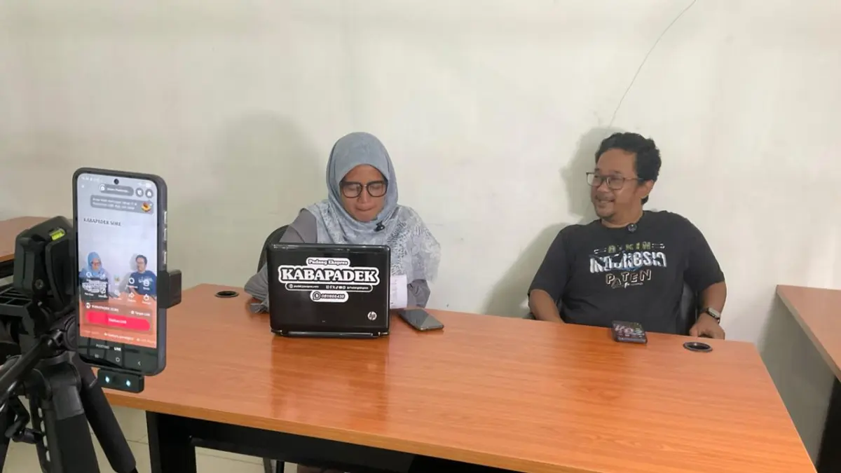 Jurnalis Padang Ekspres, Ganda Cipta saat menjadi narasumber pada program KABAPADEK sore yang dipandu Febi Tri Lianti di Gedung Graha Pena, Lubukbuaya, kemarin. (DOKUMENTASI PADANG EKSPRES)