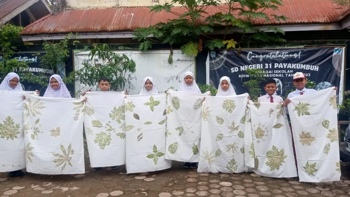 KREATIF: Siswa kelas VI SD Negeri 31 Payakumbuh memperlihatkan hasil Ecoprint yang
berbentuk daun di halaman sekolah beberapa waktu lalu.(TIM LAMAN GURU)