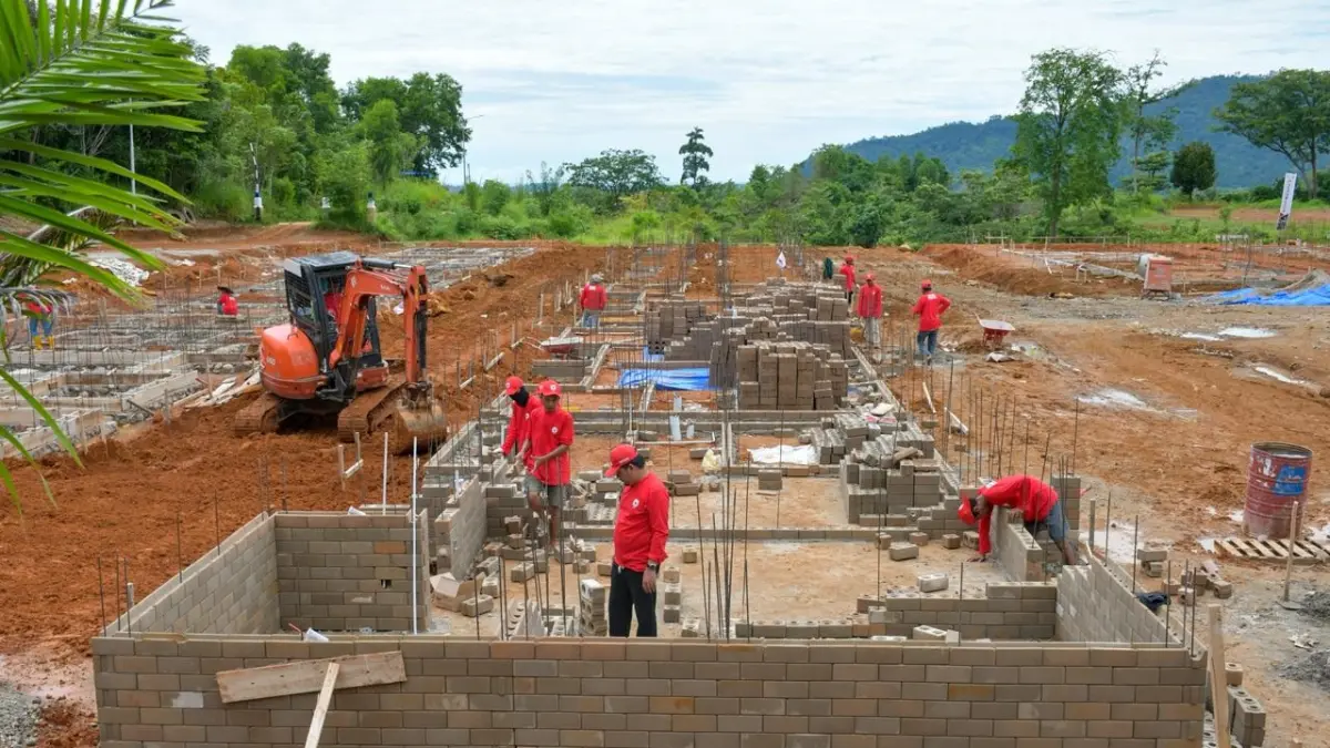 PEMBANGUNAN: Progres pengerjaan Huntap Budha Tzu Chi menggunakan SEPABLOCK dari PT Semen Padang di
Kototangah, baru-baru ini.(DOKUMENTASI PT SEMEN PADANG)