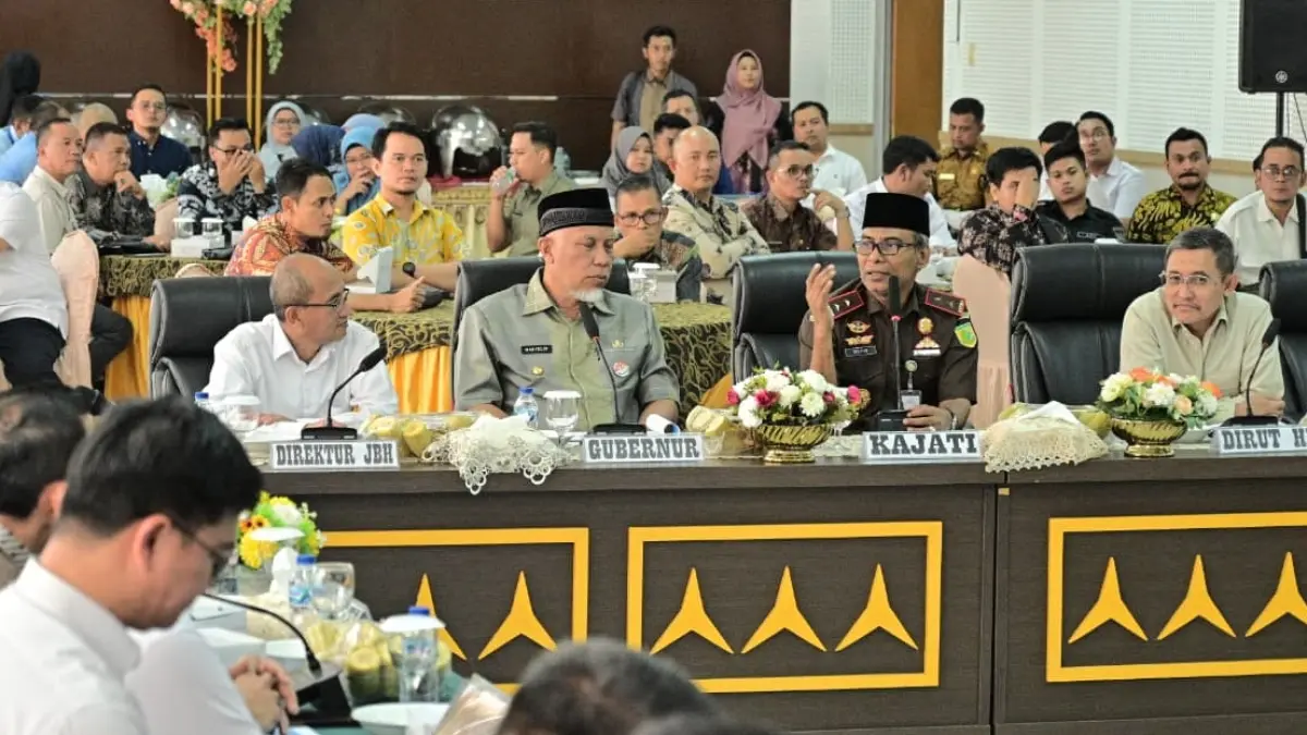 Pemprov Sumbar percepat Tol Pekanbaru–Padang, fokus ruas Sicincin–Bukittinggi, bahas kendala, pembebasan lahan, dan timeline proyek, di Kantor Kejaksaan Tinggi Sumbar, Kamis (9/4/2026).