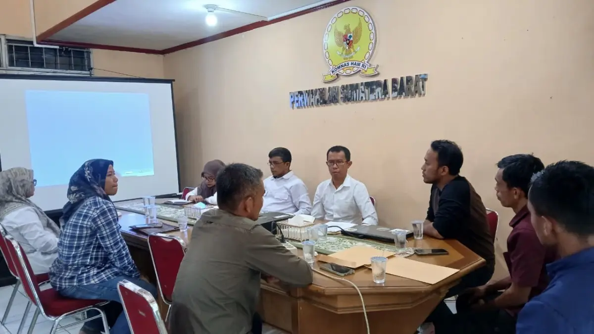PENDAMPINGAN: Walhi dan Komnas HAM Sumbar membahas dugaan pelanggaran HAM yang dialami warga terkait aktivitas tambang emas ilegal di Solok
Selatan, Rabu (8/4).(SUYUDI/PADEK)