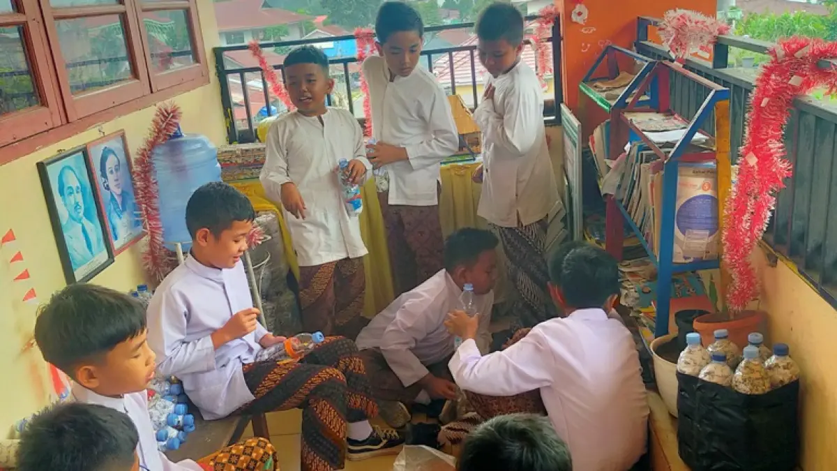PENGELOLAAN LIMBAH: Siswa UPTD SDN 02 Payakumbuh
menyusun ratusan ecobrick untuk disusun dijadikan kursi
dan plang sekolah baru- baru ini.(TIM LAMAN GURU)