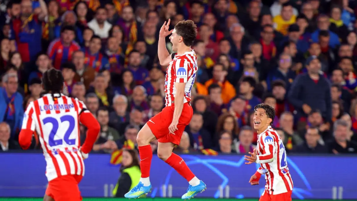 Penyerang Atletico Madrid, Julián Alvarez, merayakan gol pembukanya ke gawang Barcelona dalam leg pertama perempat final Liga Champions 2026 di Camp Nou.(Foto: X @atletienglish)